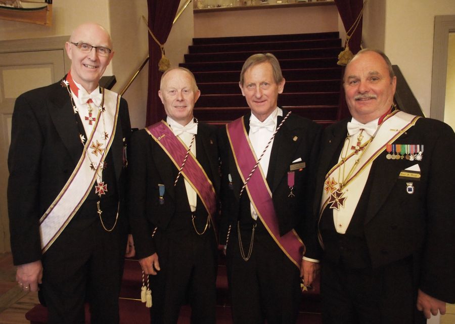 Fra v.: Prov.M. Per Trygve Kongsnes, tidl. Ordf. br. Rolf Schjem, Ordf.br. Jan Holt og Ordenens Seglbevarer Knut B. Teige.