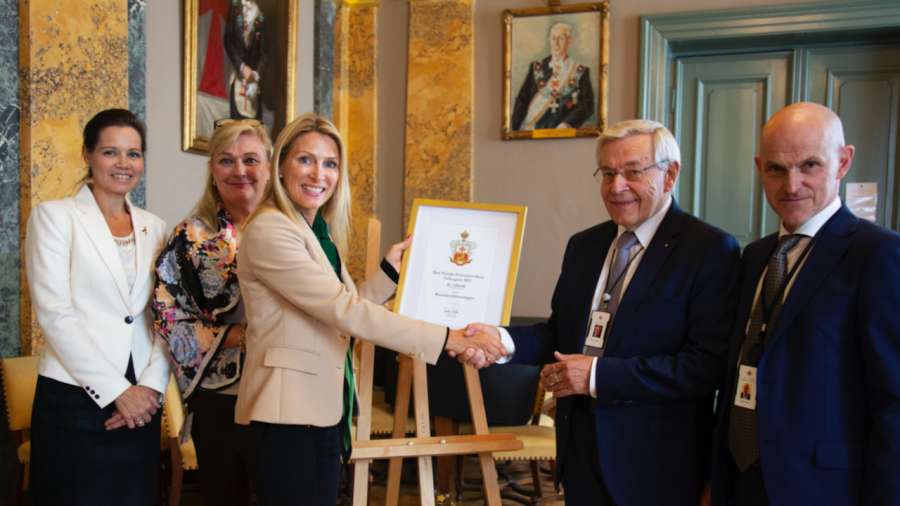 Fra venstre: Vibeke Malting, Line Lybo Uppgard og Trine Nicolaysen fra Barnekreftforeningen, sammen med Ordenens Stormester Ragnar Tollefsen og Ordenens Administrator Frode Olsbø. Foto: Steinar Lund