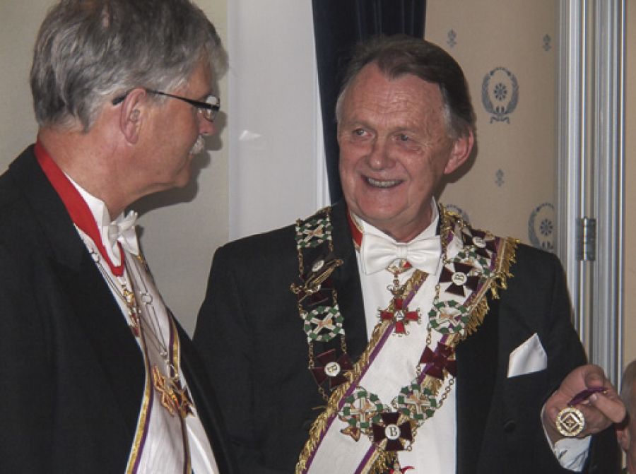 Stormester overrakte Provinciallogens Tidl. Ordf.Mester Børje Kajander Tidligere Provincialmesters prydelse. Det var en synlig rørt Tidl.Prov.M. som takket O.S.M. for denne oppmerksomhet.