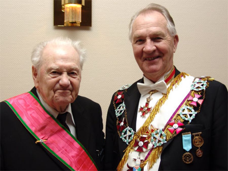 Ludvig Hartmark med Ordenens Stormester ved et møte i Horten i februar 2008.