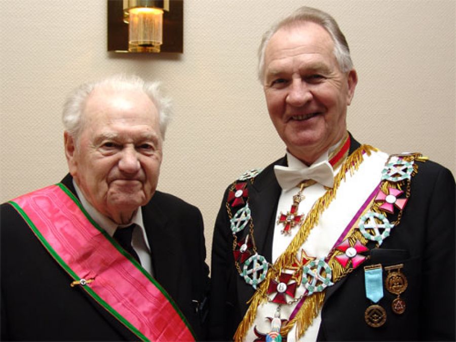 Ludvig Hartmark med Ordenens Stormester ved et møte i Horten i februar 2008.|||