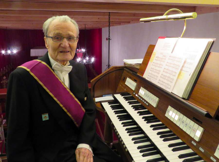 Einride Hveding tildelt Stormesterens Fortjenstmedalje