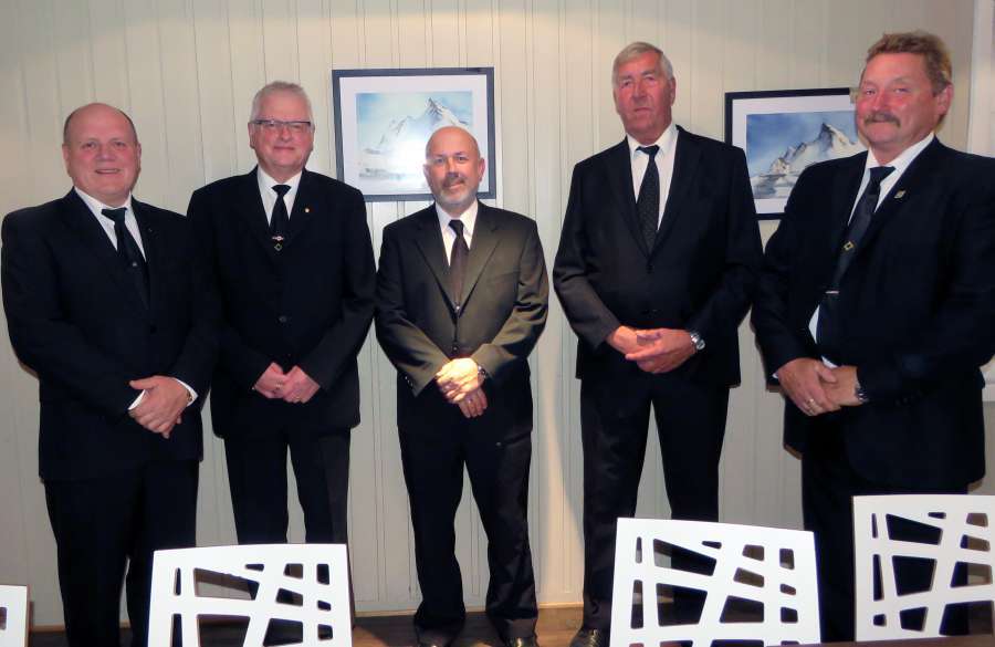Fordragsholder og ledergruppen. F. v.:  Nestleder Walter Pedersen, leder Olav Hogstad, kasserer Jan-Håkon Kirkesæther, kveldens foredragsholder Jarle Saksenvik og sekretær Kjell Olav Risting.