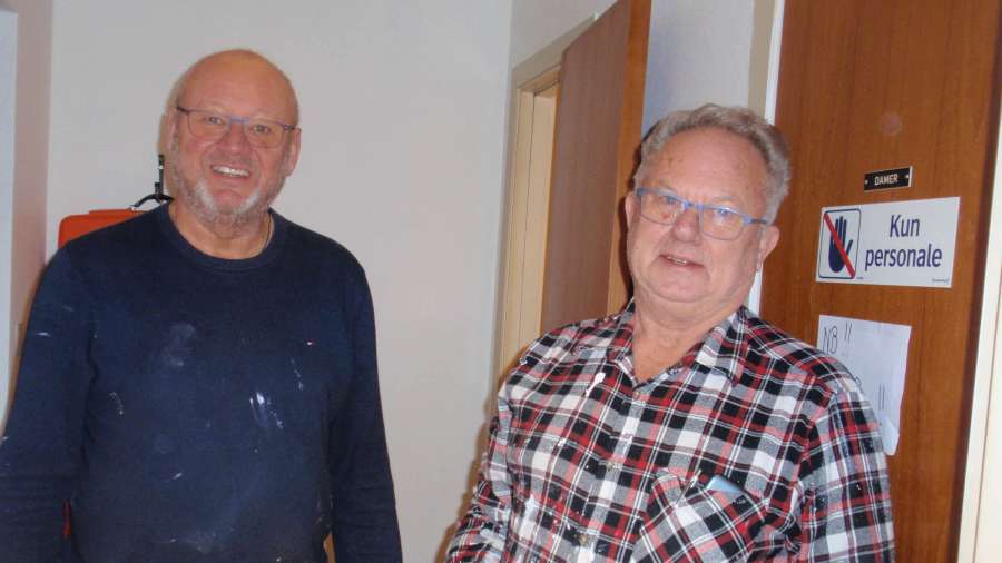Brødrene Carls Carlsen og Dag Johannesen har malt rom og dører på dugnad