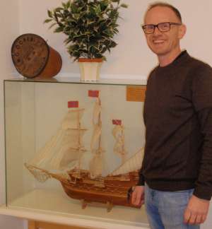 En seilskute er en selvfølgelig dekorasjon i sjøfartsbyen Arendal, sier Husmester Rune Jonassen
