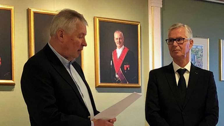 Provincialmester Thor Bergby overrekker utnevnelsesdokumentet til ny Ordførende Mester i St. Andreaslogen Kronen Oddgeir Bjørli