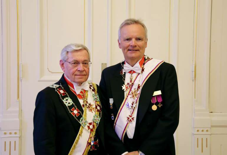 Ordenens Stormester Ragnar Tollefsen med en glad og stolt, nyinstallert Provincialmester, Svein Duvsete til høyre|||