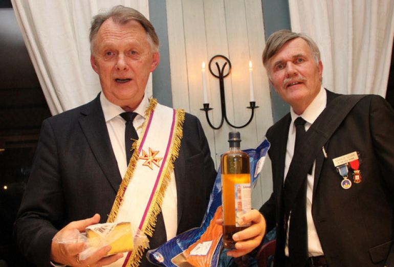Gruppens leder Harald Ulvan takket Stormesteren med en gave bestående av kortreist lokalprodusert mat fra Hitra og tilhørende drikke.
