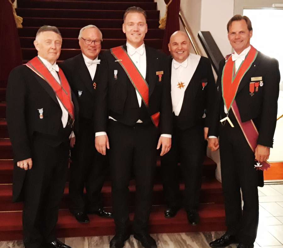 Deler av embedsverket i St. Andreaslogen Hålogalands møte 30. april. F. v.: OM og DelM i Hålogaland, Olav Andreassen og Arild Sandvik. Fra St. Andreaslogen Helgeland deltok Robin Söderkvist, Bjørn Grytten og kveldens møteleder, OM Kristian Drage.
