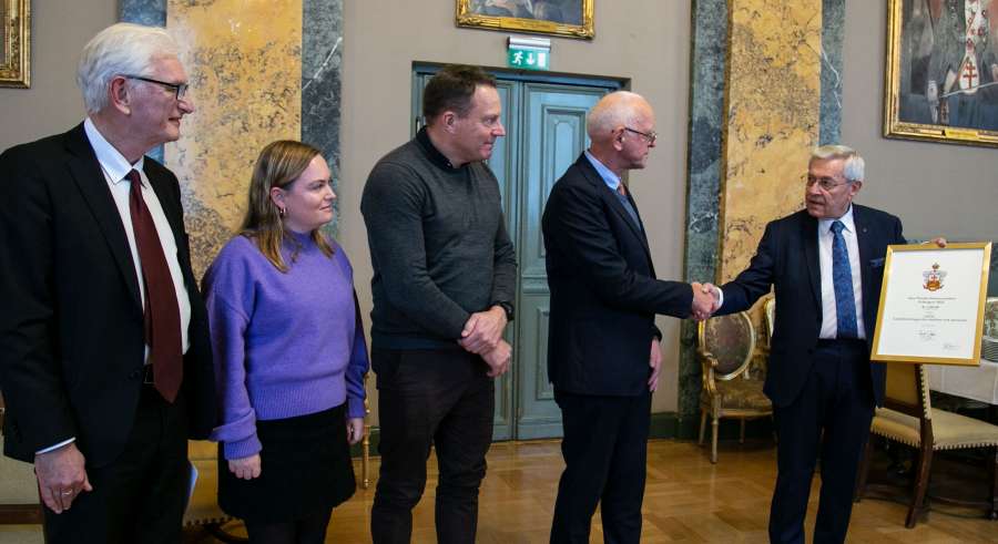 Fra venstre: Ordenens Administrator Egil Herman Sjursen, Andrea Stenseth, Knut Harald Ulland, Einar Jakobsen i LEVE og Ordenens Stormester Ragnar Tollefsen.