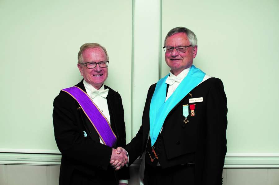 Avtroppende OM Leif Gjerstad gratulerer ny OM Oddvar Tjernshaugen