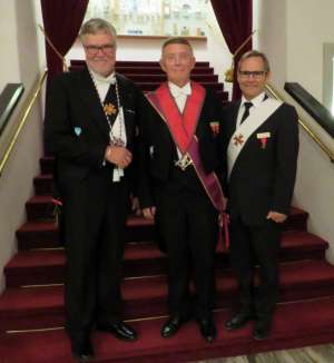 F. v.: Kveldens gjestetaler Per Halstein Nielsen, OM i Hålogaland, Olav Andreassen, ny DelM Hans Kristian Rabben|||