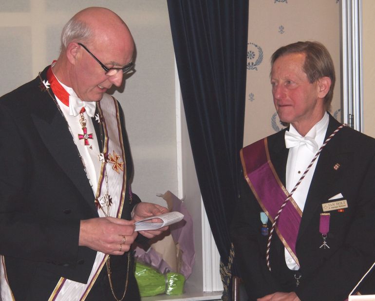 Prov.Mester Per Trygve Kongsnes var installasjonsforretter ved innsettelsen av br. Jan Holt som ny Ordførende Broder i Bodø Kap. broderforening.